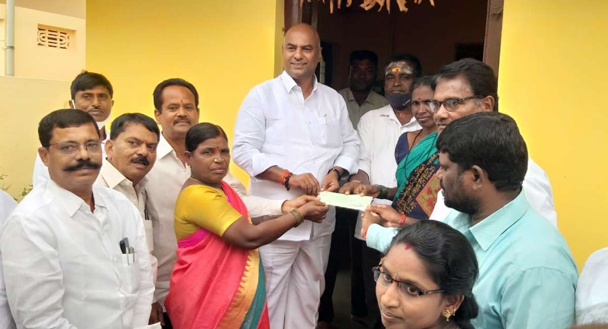 Gadwal MLA distributes Kalyana Lakshmi cheques