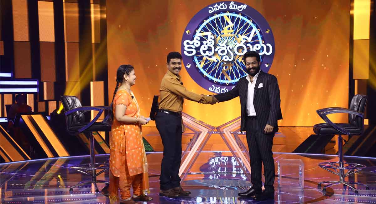 Cop from Kothagudem creates history by winning one crore in Evaru Meelo Koteeswarulu