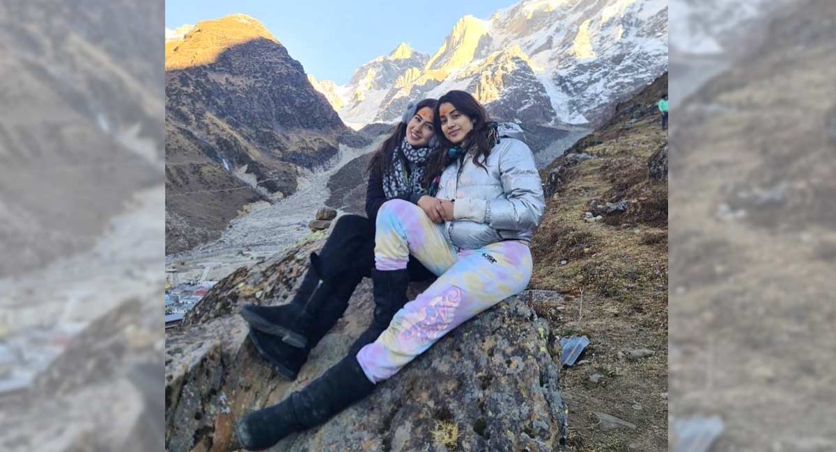 Janhvi Kapoor, Sara Ali Khan offer prayers at Kedarnath temple together