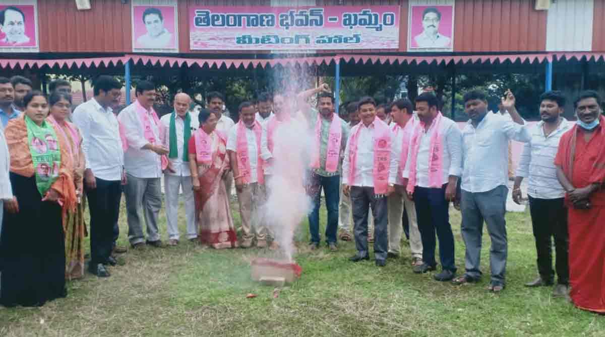 Farm laws: Celebrations erupt in Khammam