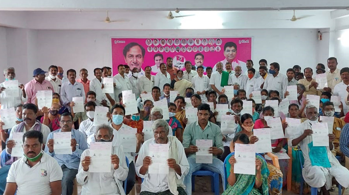 Khammam: ZP Chairman hands over CMRF cheques worth Rs 27.71 lakh