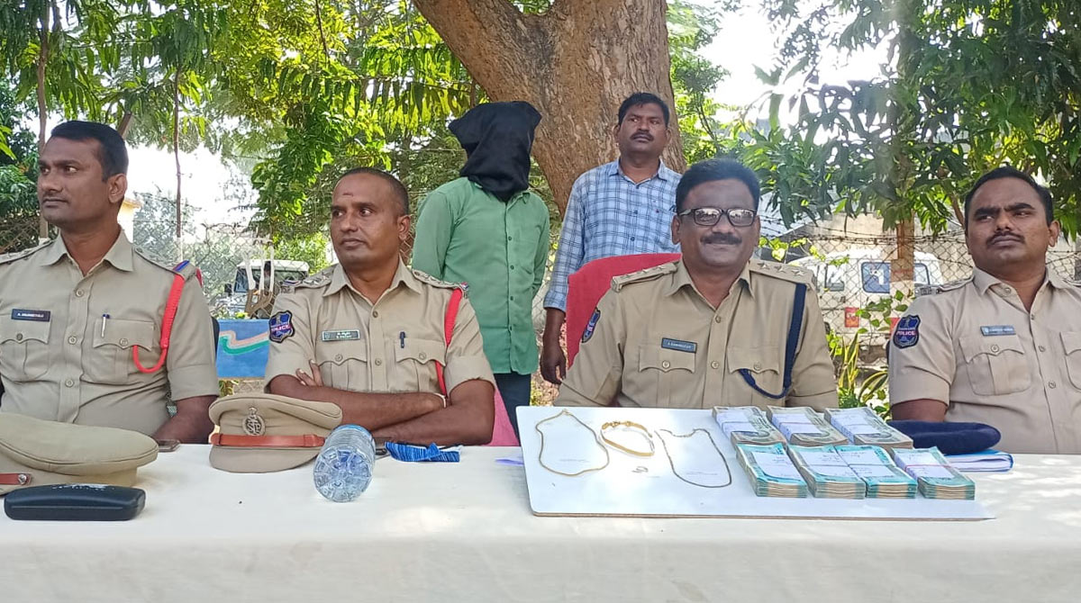Man lands behind bars for stealing gold, cash in Asifabad