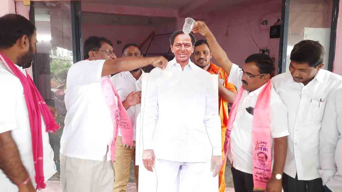 Farmers conduct Ksheerabhishekam to CM’s portrait in Nalgonda