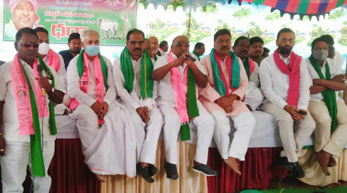 Telangana: Ryots join dharna for paddy purchase