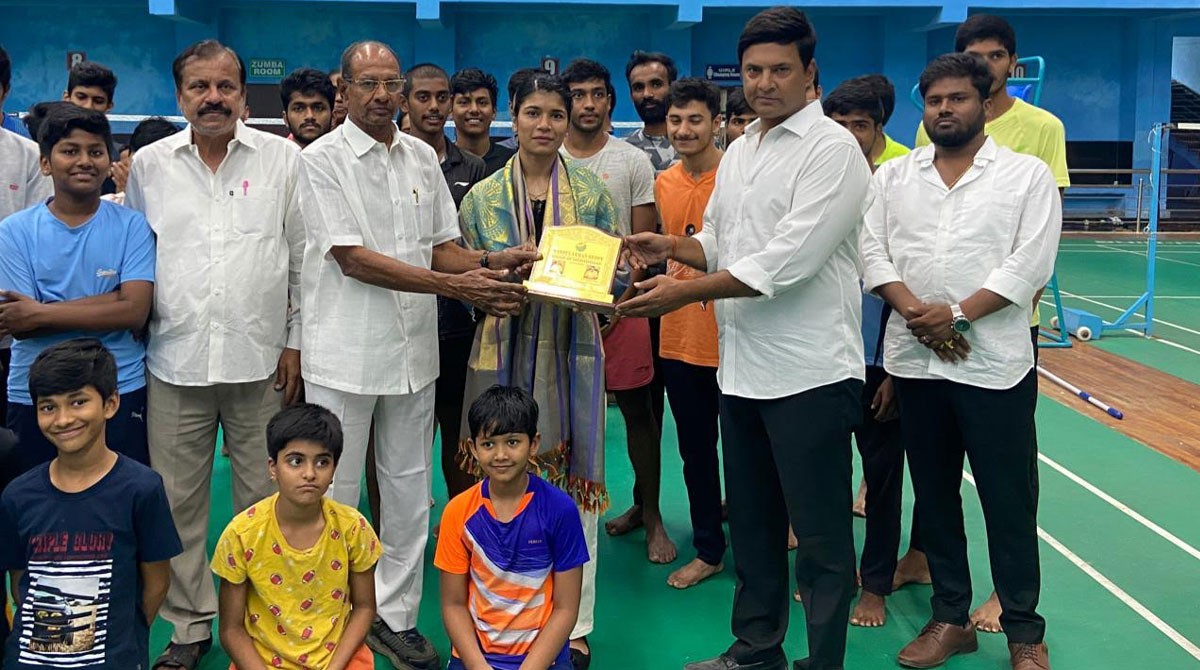 Laxman Reddy felicitates boxer Nikhat Zareen