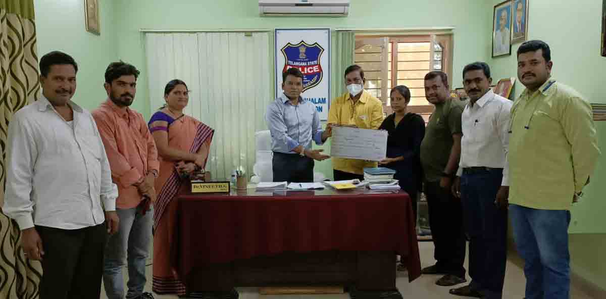 Kothagudem: Financial aid to orphaned girl’s education