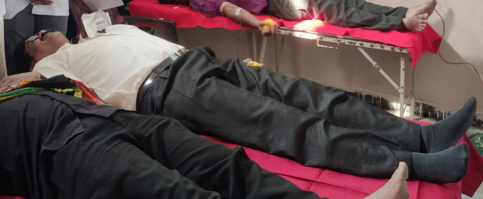 TSRTC RM stands as inspiration to others at blood donation camp in Nalgonda