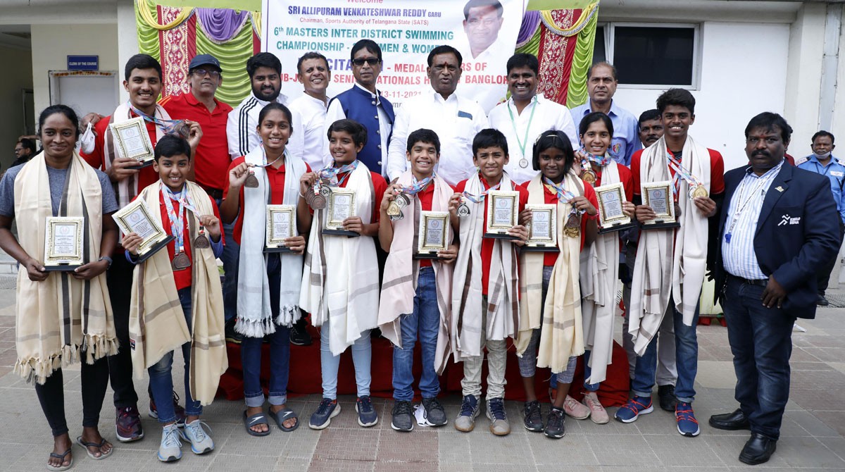 SATS chairman felicitates medal winning swimmers