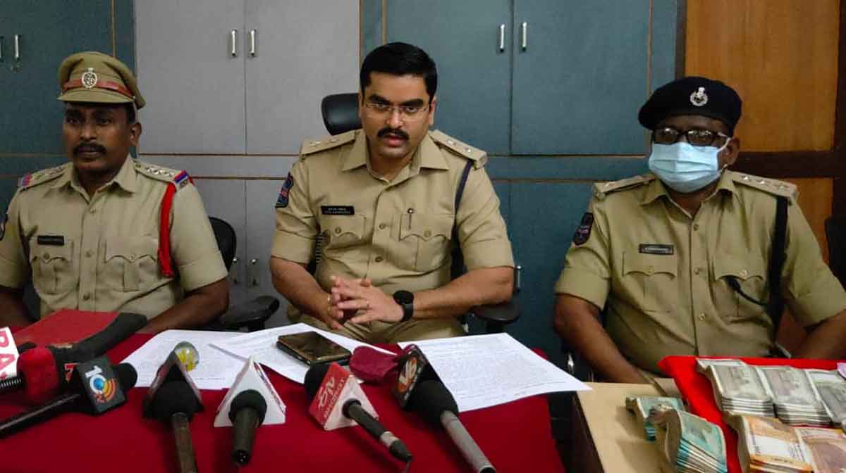 Siblings steal Rs 4.25 lakh from vendor, held in Asifabad