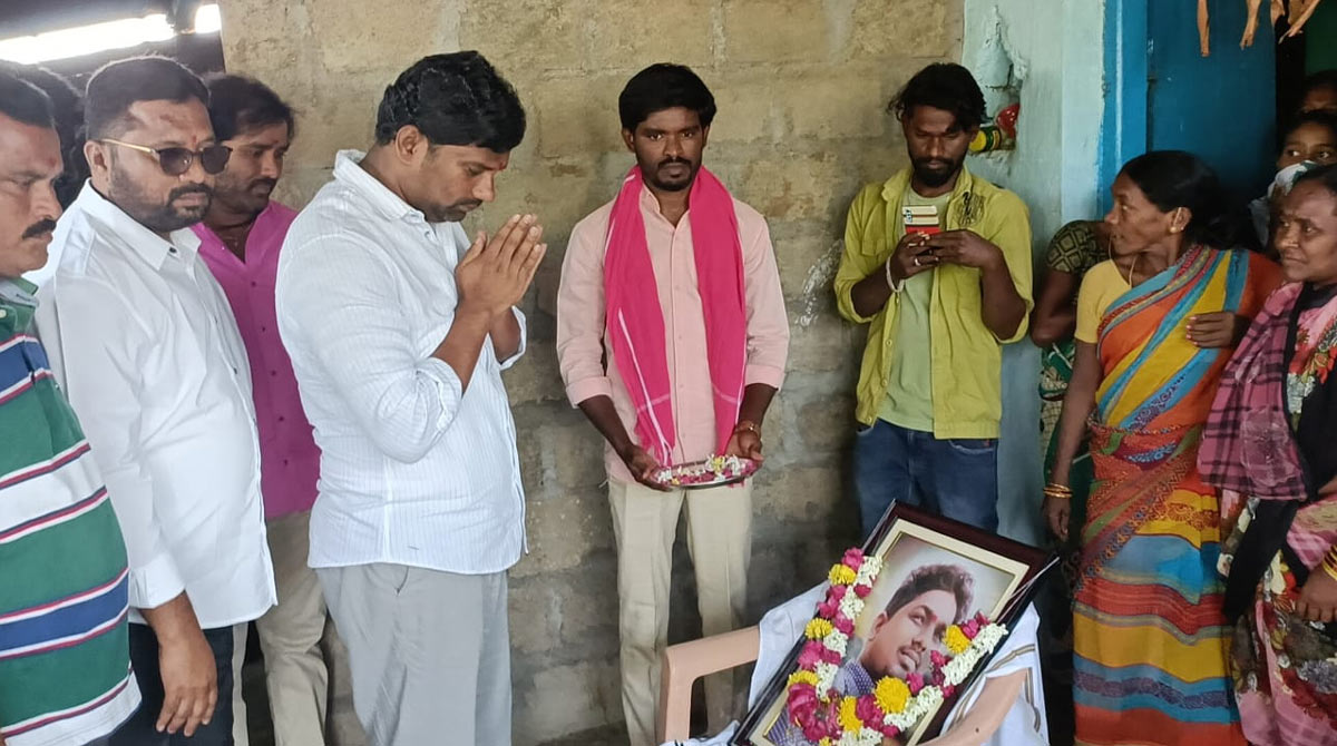 Mancherial: MLA Balka Suman extends financial aid to kin of Asampelli Mahesh