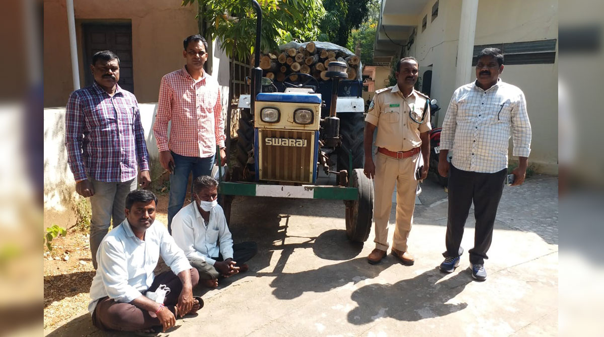 Karimnagar: Teakwood worth Rs 1.5 lakh seized, three held