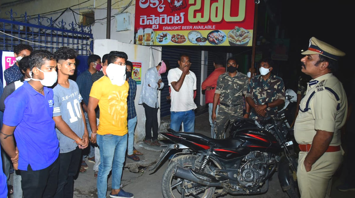 Karimnagar police conduct raids on bars, eateries open late night