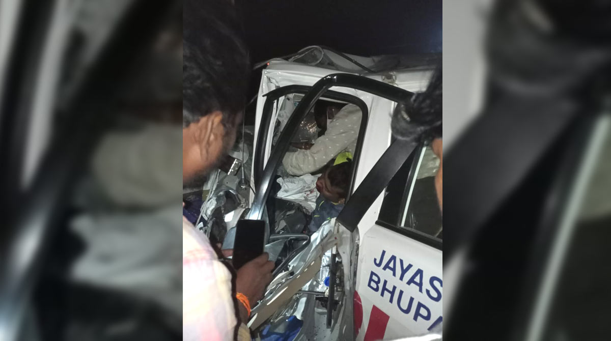 Cop dies as patrol car rams into truck in Jayashankar Bhupalpally