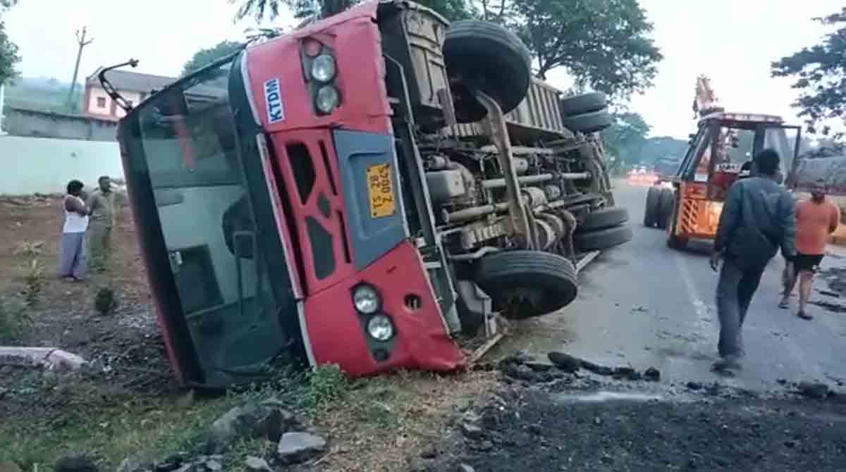 TSRTC bus overturns, 10 passengers injured in Khammam