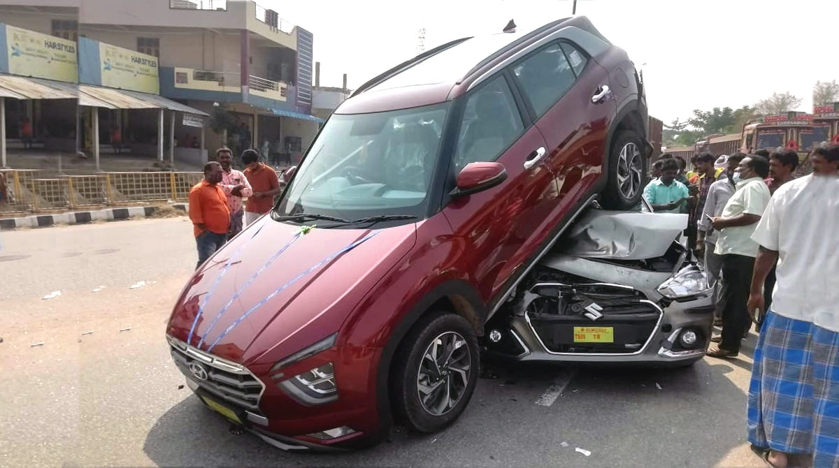 Karimnagar: Car rams into another vehicle at Gundlapalli stage