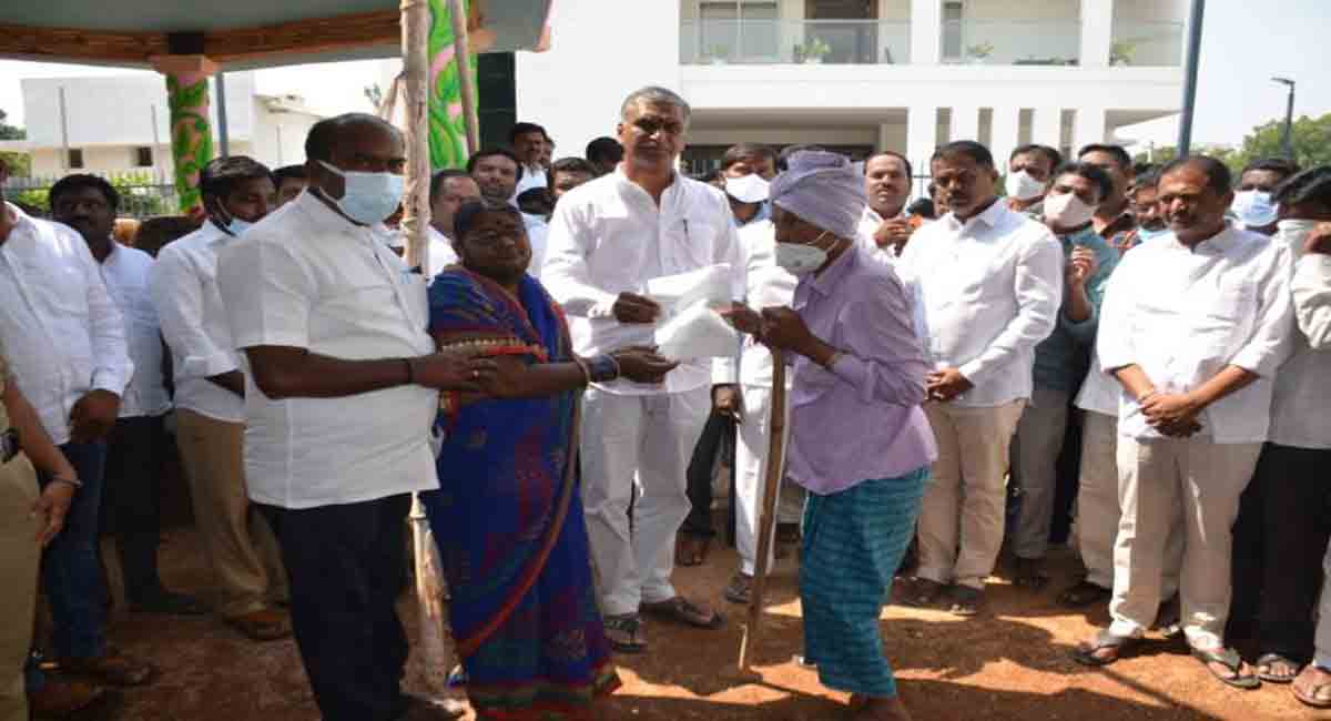 Harish hands over CMRF cheques to 170 beneficiaries in Siddipet