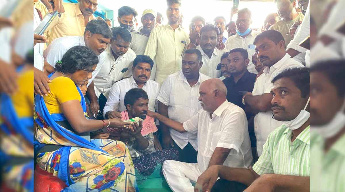 Mancherial: Former MLC extends financial aid to kin of Asampelli Mahesh
