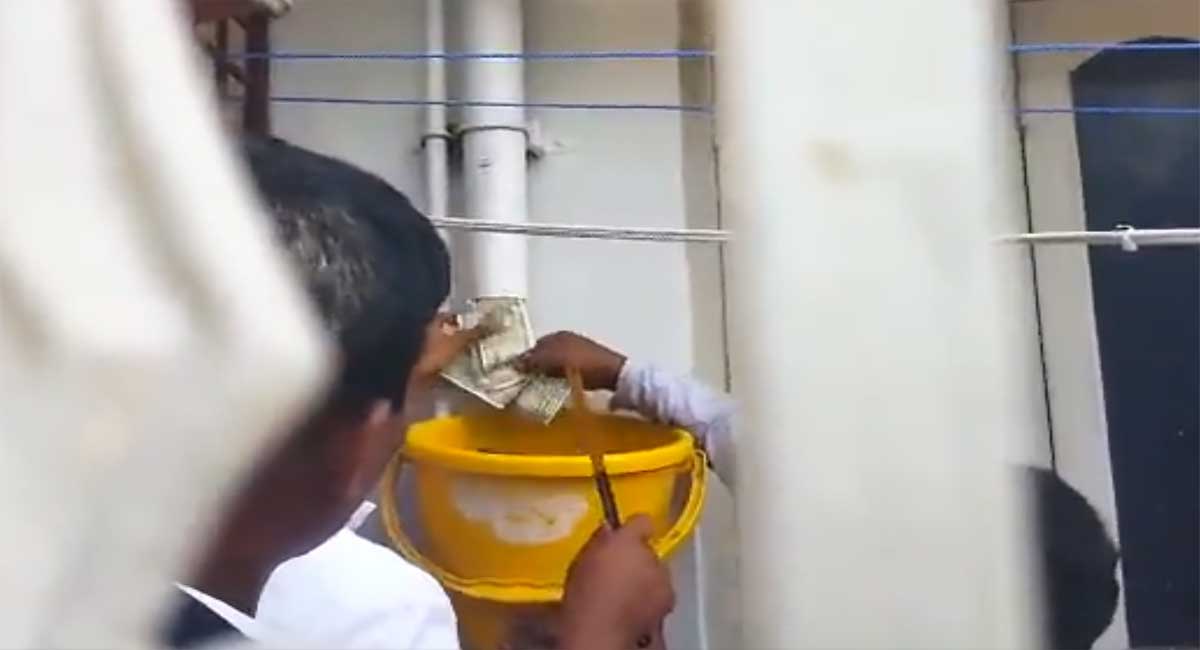Watch: Karnataka ACB sleuths recover Rs 13 lakhs from drainage pipes of civic engineer’s house
