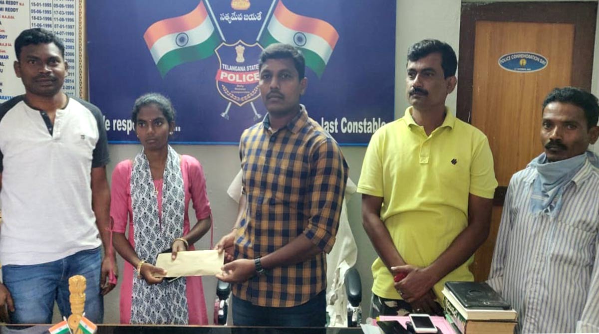 Kothagudem: Cherla police extends financial aid to tribal student