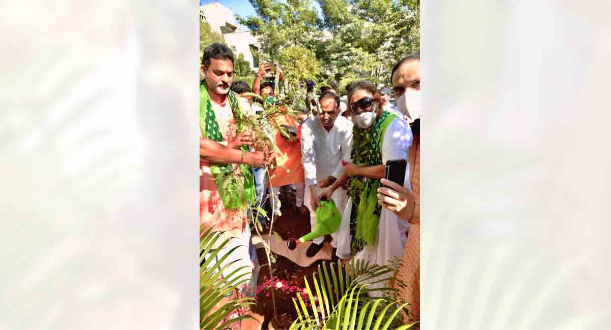 Sri Sri Ravi Shankar participates in Green India Challenge