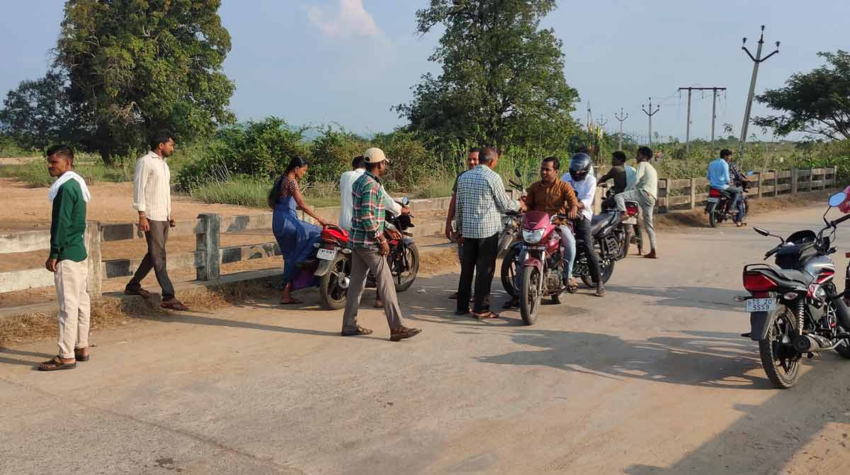 Asifabad: Tigers continue to be spotted at Bokkivagu, panicking motorists