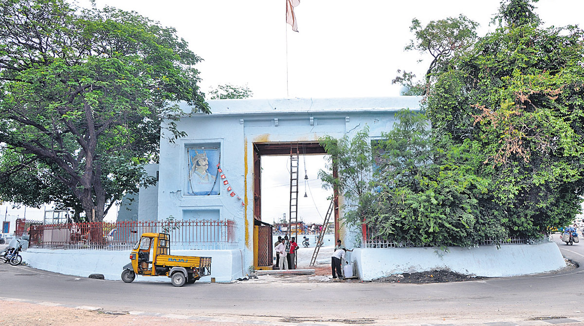 The walled city and its aura