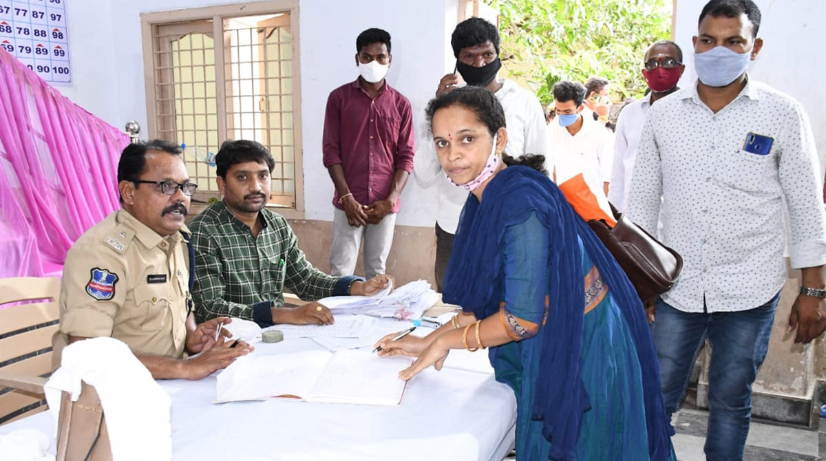 20 women bag liquor licences in Khammam