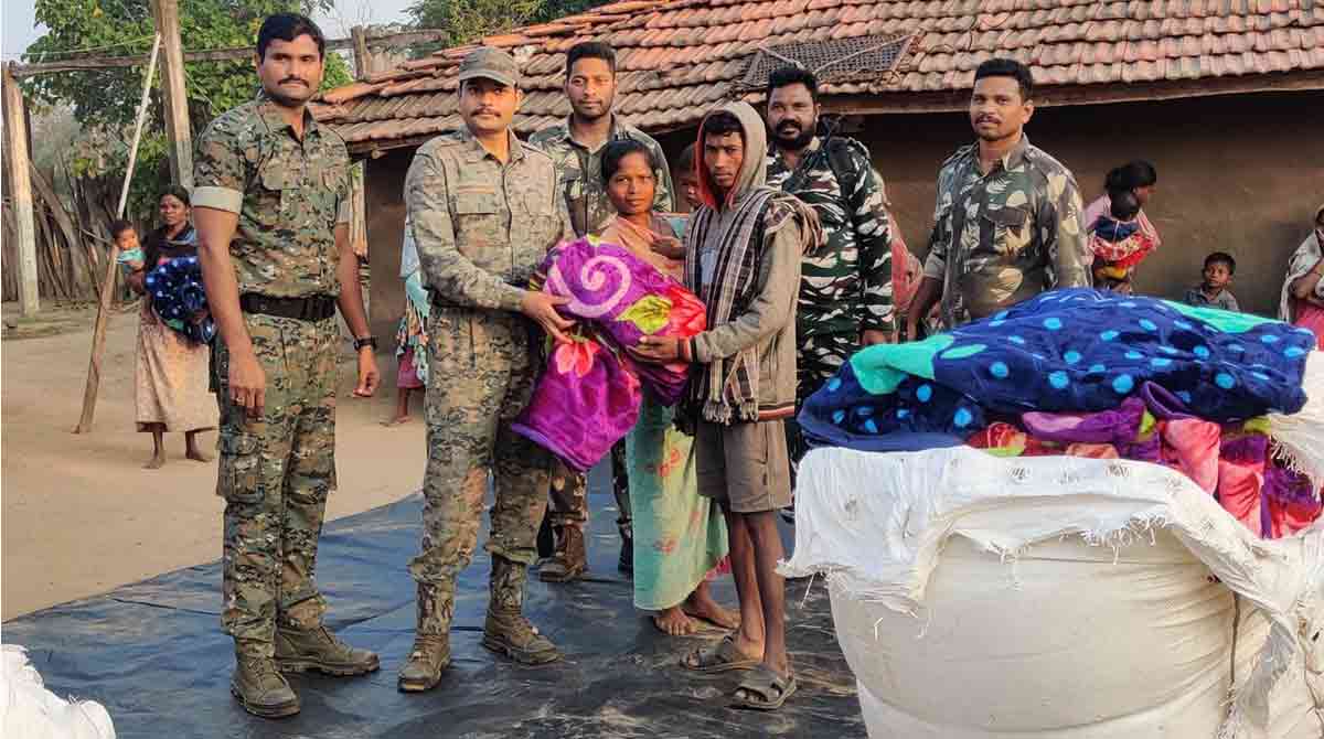 Cops distribute blankets to tribals in Kothagudem