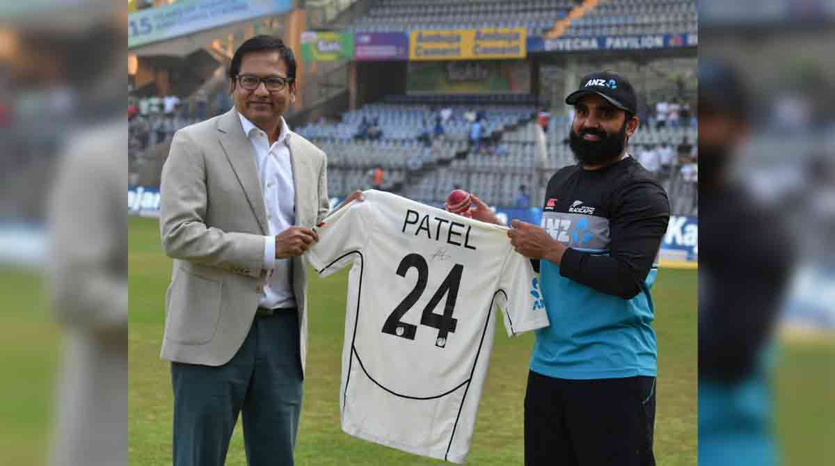 MCA Chief Vijay Patil felicitates New Zealand spinner Ajaz Patel