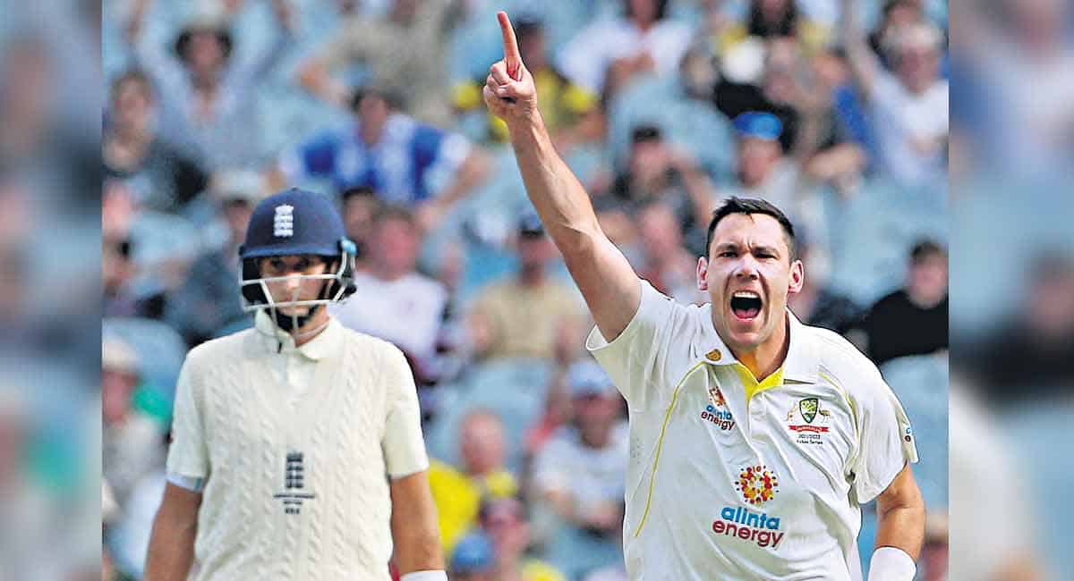 Ashes 2021-22: Australia tighten noose around England