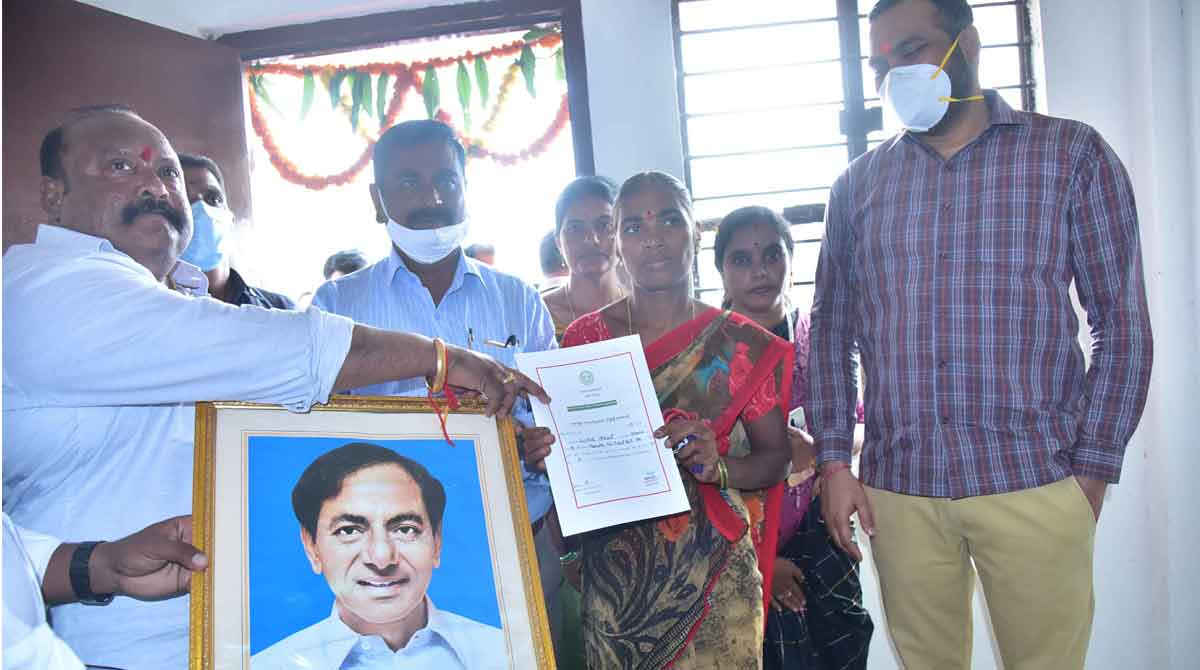 Karimnagar: 2BHK houses handed over to beneficiaries in Kamanpur