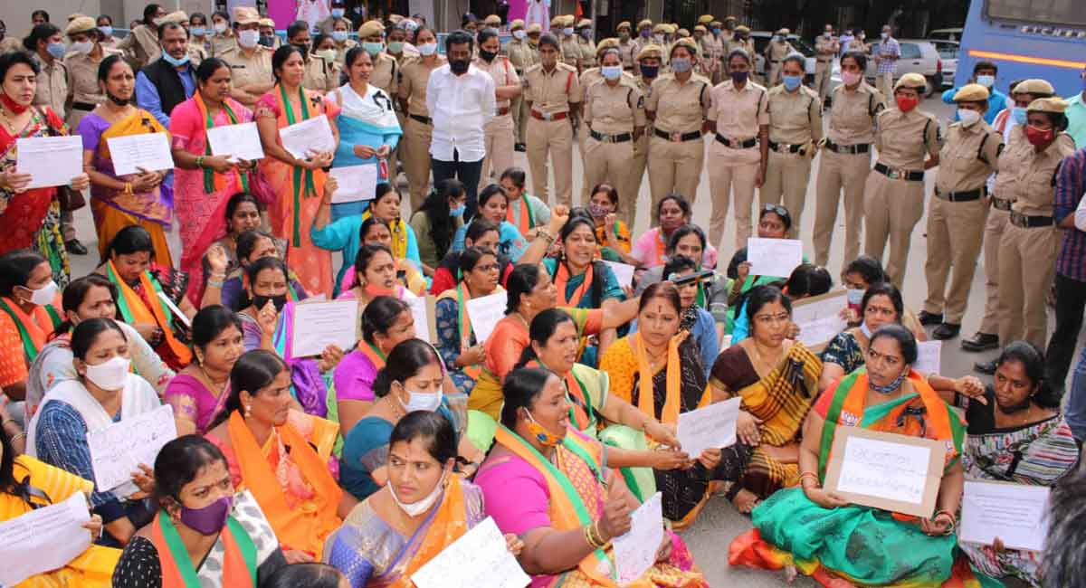 BJP Mahila Morcha sit-in over running liquor shops beyond permitted hours