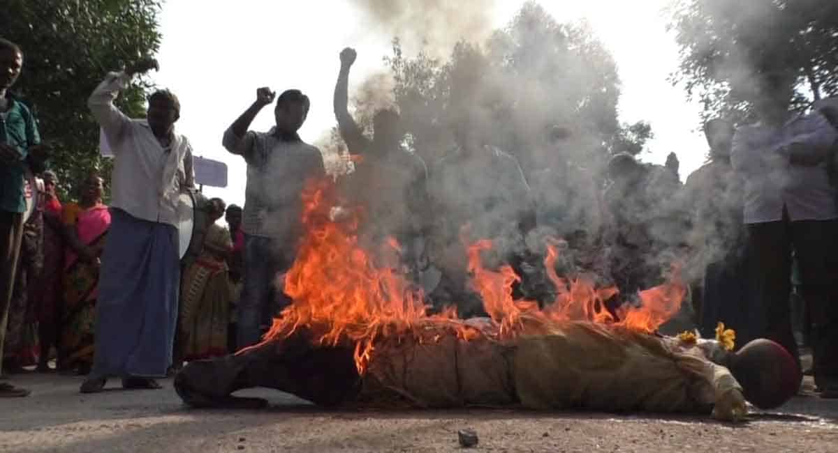 TRS cadre, farmer sound ‘Chavu Dappu’ to BJP protesting against anti-farmer policies