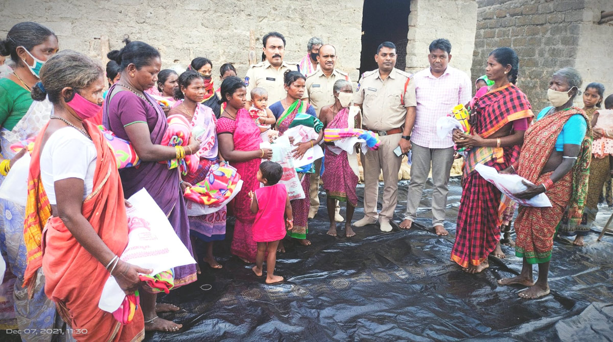Police distribute 200 blankets to tribals in Mancherial
