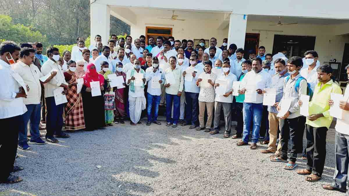Narsampet MLA distributes CMRF cheques