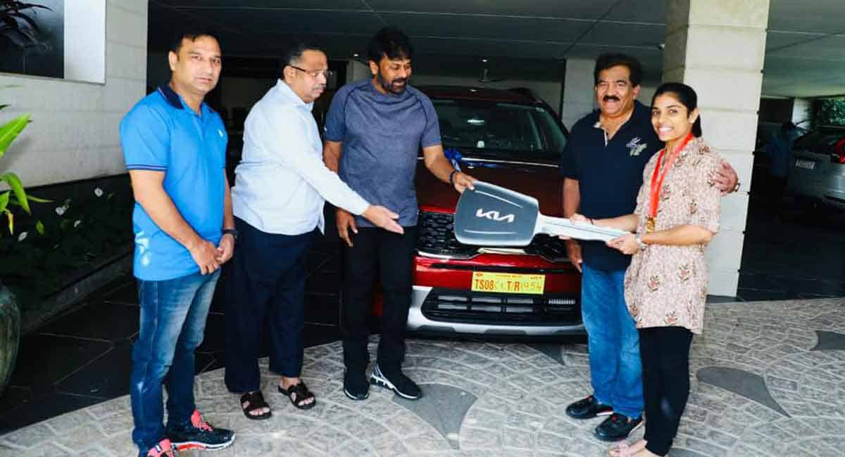 Chamundi presents car to gymnast Aruna Reddy