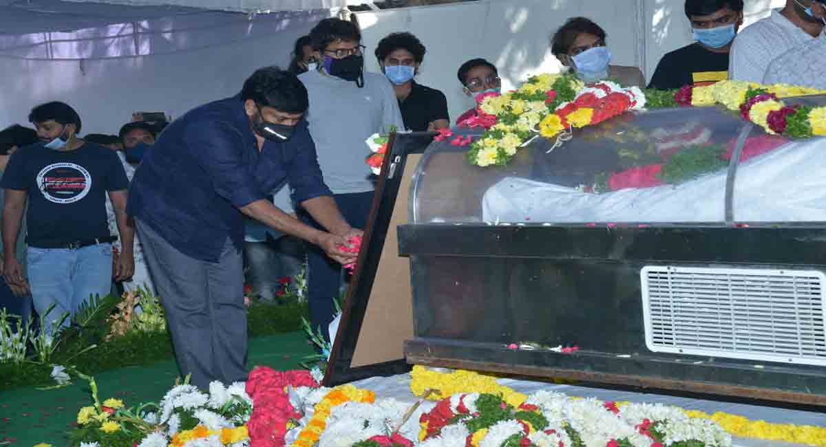 Celebs pay final respects to Sirivennela; cremated at Mahaprasthanam