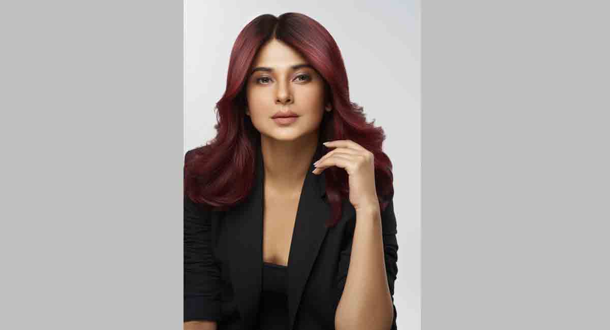 Red and violet blue are popular hair colours this season