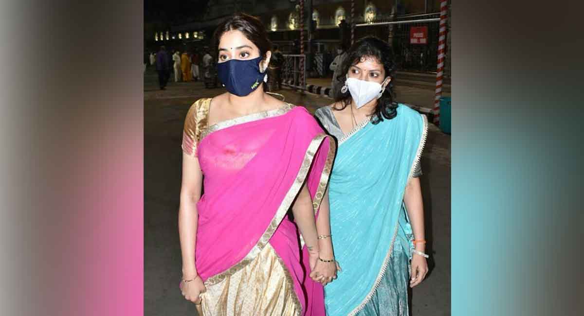 Janhvi Kapoor prays at Tirumala shrine, charms in traditional attire