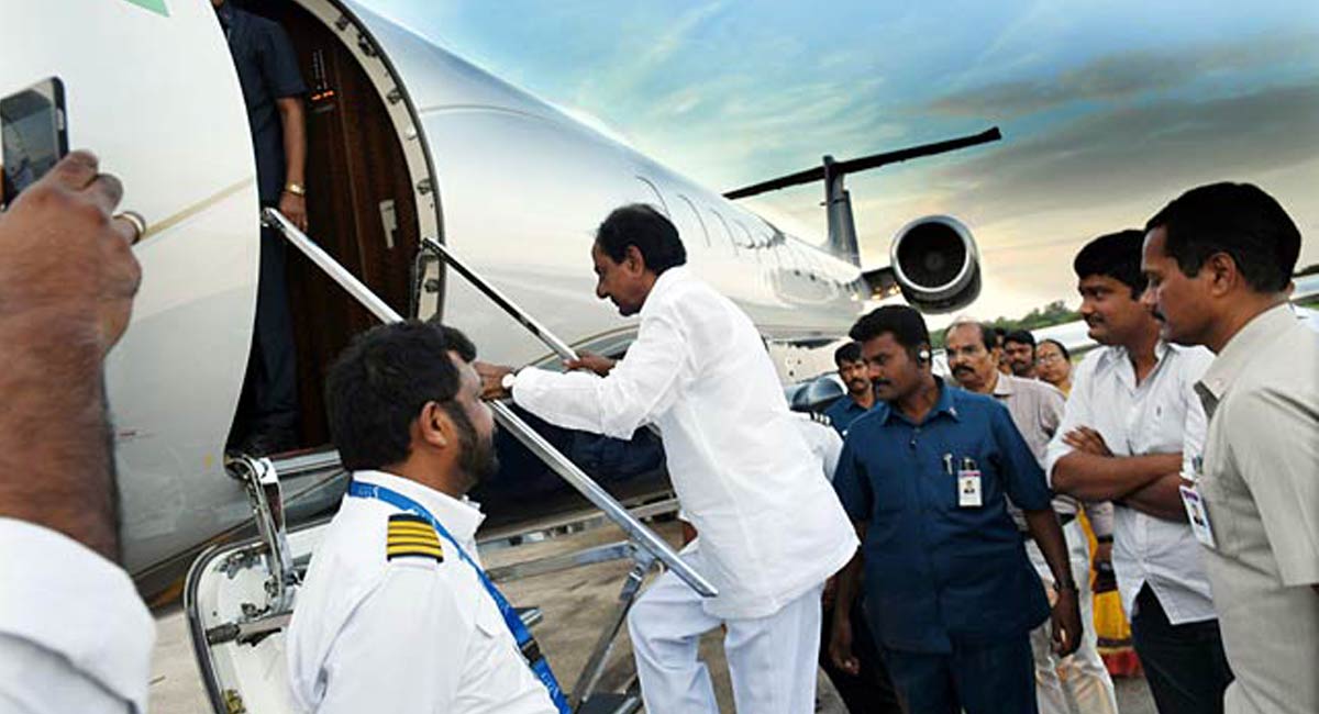 KCR leaves for TN to offer prayers at Srirangam temple; to meet Stalin also