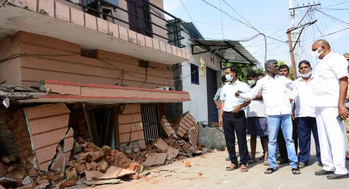 Two injured as old building sinks in Karimnagar