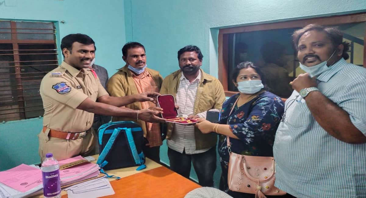 Khammam: Honest auto driver returns gold jewellery to passenger