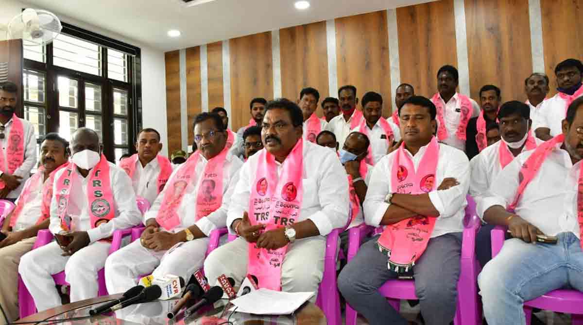 Collect farmers’ signatures for Yasangi paddy purchase: Choppadandi MLA