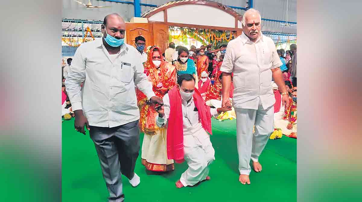 MLA Konappa conducts mass wedding ceremony in Kaghaznagar