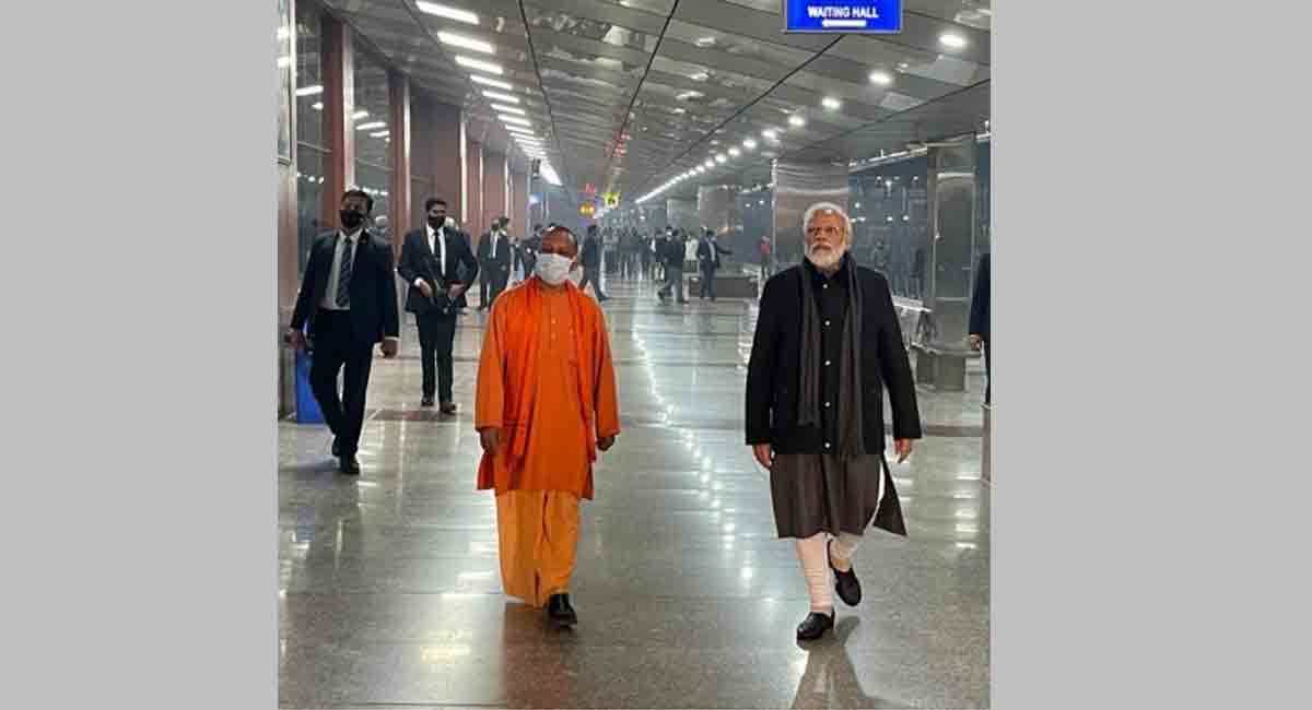 Modi makes surprise visit to Varanasi station