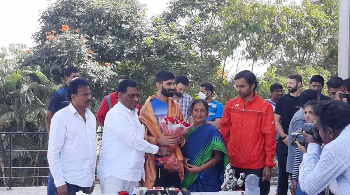 SATS chairman felicitates Kidambi Srikanth