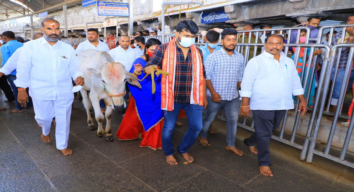Filmmaker Sampath Nandi performs ‘kode mokku’ at Vemulawada