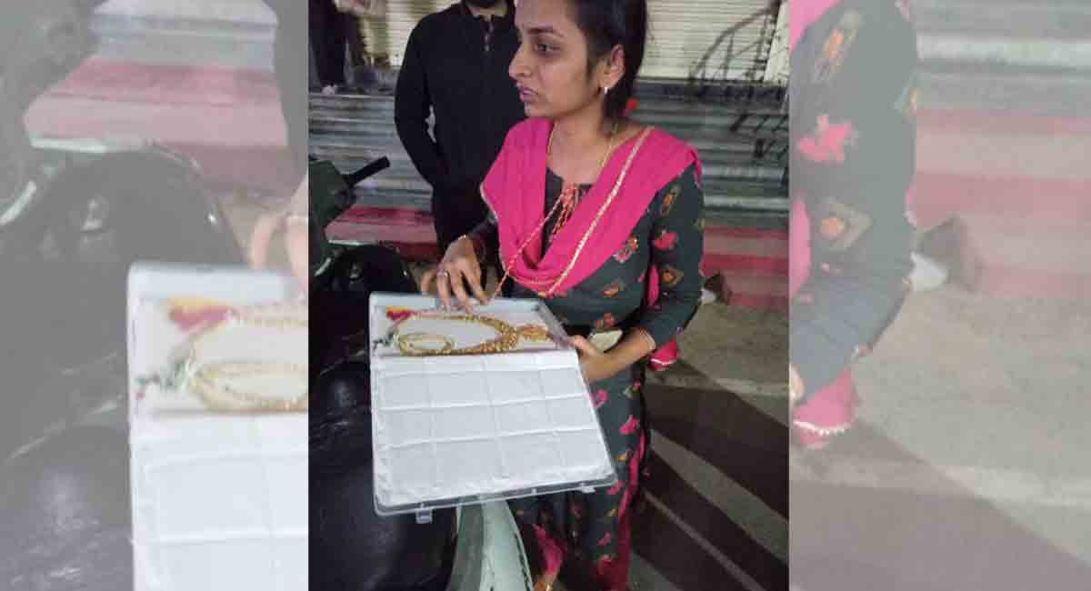 Siddipet police trace lost out gold chain within an hour