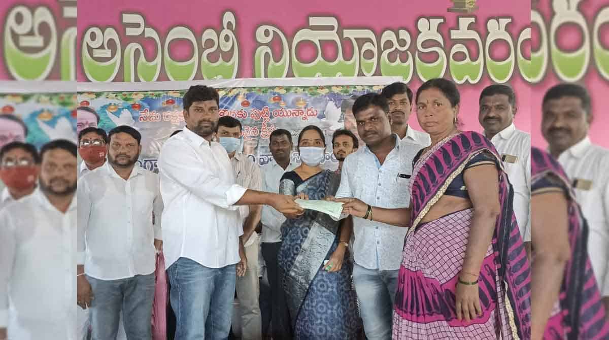 Balka Suman gives away Xmas largesse to over 400 beneficiaries