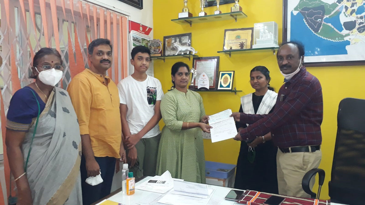 Kid adopts Budgerigar birds at Nehru Zoo
